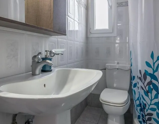 Bougainvillea Plaka (Milos)